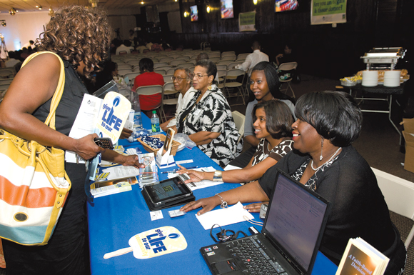Members of the community organize an event to provide information for organ donations. (31166)